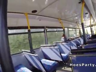 Amatør sluts deling kuk i den offentlig buss