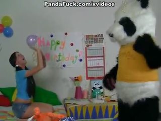 শুরু থেকে খেলা সঙ্গে একটি বিশাল বাইকের আসন খেলনা panda