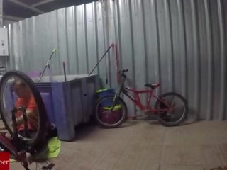 Engrasando 라 bicicleta y 엘자 coño 드 라 gorda grabado 범죄자 cámara oculta gui030