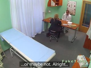 Blondīne saleswoman fucked uz viltojums slimnīca