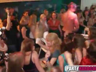 Горещ момичета смуча мъжки за отстраняване на бои при на парти