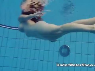 Redheaded seductress pływanie nagie w the basen