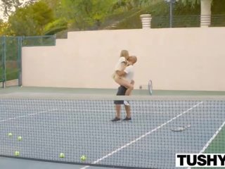 Възбуден горещ майната с на тенис треньор