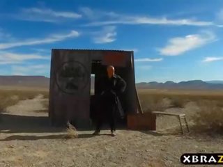 विशाल टिट्स कार मैकेनिक निकी benz एनल सेक्स में the desert
