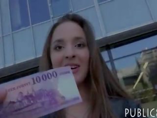חמוד צ'כית בייב מְמוּסמָר ל א כמה דולר