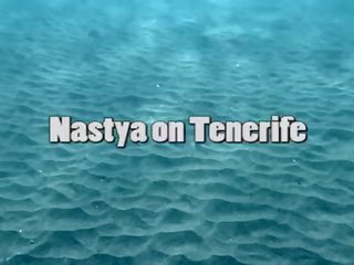 جذاب nastya سباحة عري في ال بحر