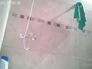 Ля graban mientras se ducha