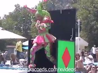 নিউড্স একটি poppin এলোমেলো festival ভিডিও