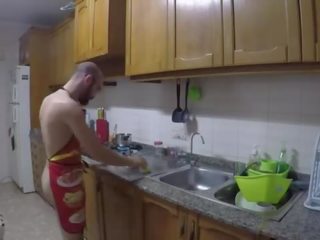 Cooking γυμνός και τρώει μουνί