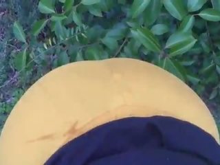 Melnādainas mazulīte sūkā par peter ārpuses no the parks