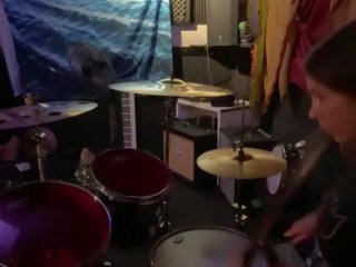 Felicity feline drumming longue jam