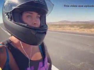 Felicity feline motosikal seductress menunggang aprilia dalam baju coli