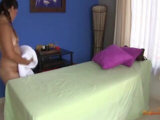 Bello tailandese pupa sedotto e scopata da suo massaggiatore