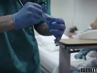 Murni tabu perv medis practitioner memberikan remaja pasien vagina ujian
