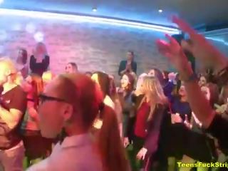 Kokosh e çmendur vajzat expose fvml strippers në festë