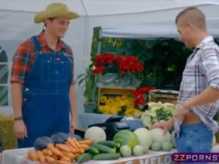 Cliente scopa il agricoltori moglie in pubblico a il mercato